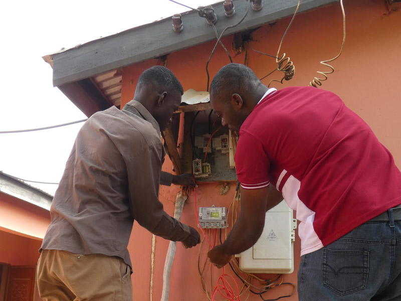 Bosuglo und Opoku schliessen die Solaranlage auf dem Saleti Guesthouse ans lokale Netz an.