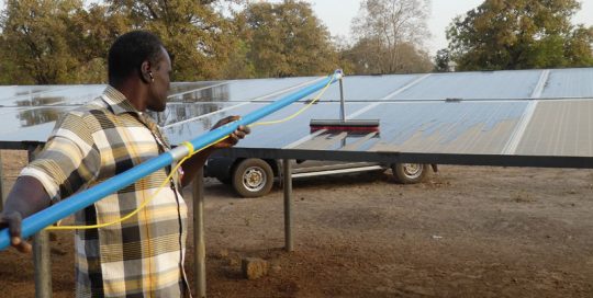 Fairtrade Energy PV Anlage Reinigung der Radiostation Radford FM in Tumu