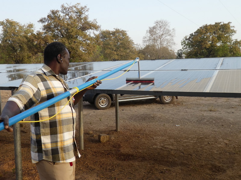 Fairtrade Energy PV Anlage Reinigung der Radiostation Radford FM in Tumu