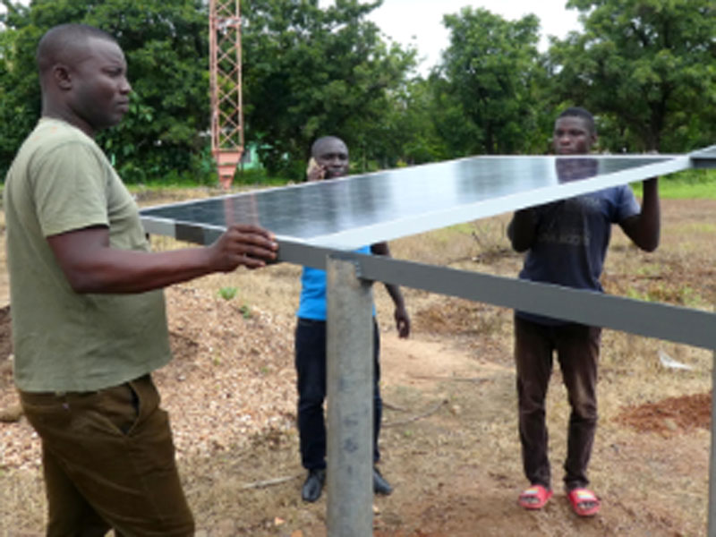 Fairtrade Energy Solarmodul Montage Radford FM Tumu Ghana