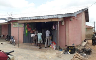 Eingang zum Tumu Home Store, einem kleinen Allerlei-Laden in Tumu.