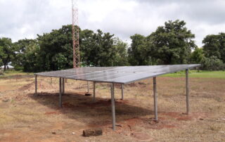 Fertige Solaranlage im Garten der Radiostation.