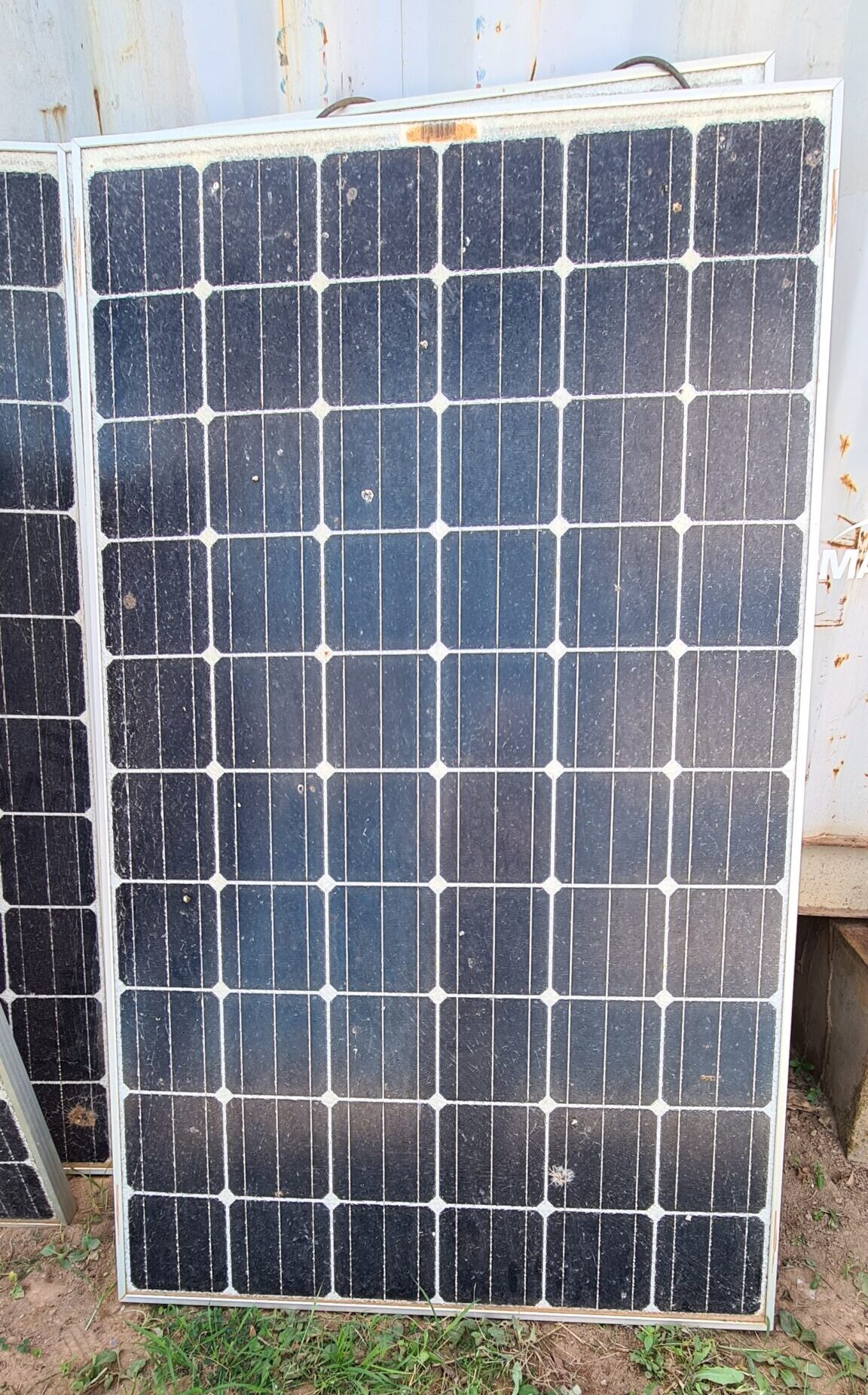 Ein defektes Solarpanel, das 2023 ersetzt wurde, steht aufrecht an der Hauswand des SILAP Gästehauses. Der sichtbare Schaden verdeutlicht die Herausforderungen bei der Wartung und Instandhaltung der Solaranlage.