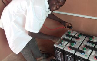 Die Batterie vom Saleti Guesthouse wird angeschlossen