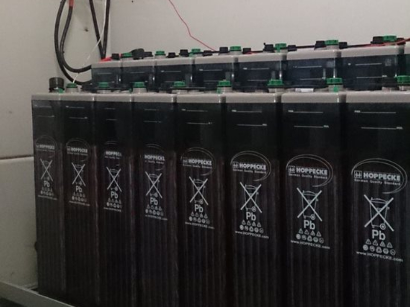 Die Bleibatterien der Solaranlage im SILAP Guesthouse, die bald ersetzt werden müssen.