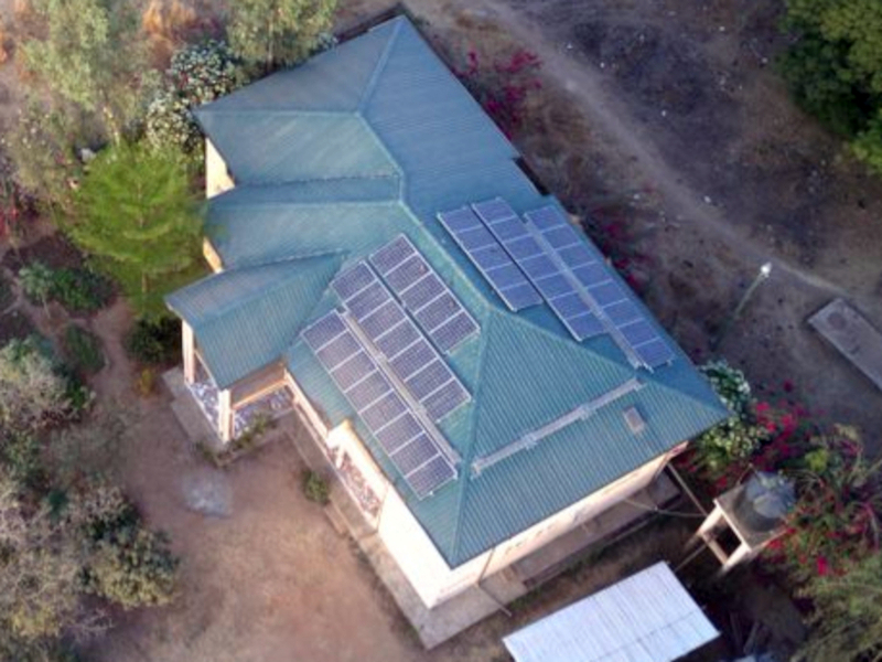 Drohnenaufnahme des Managerhauses des SILAP Guesthouse mit Solaranlage auf dem Dach.