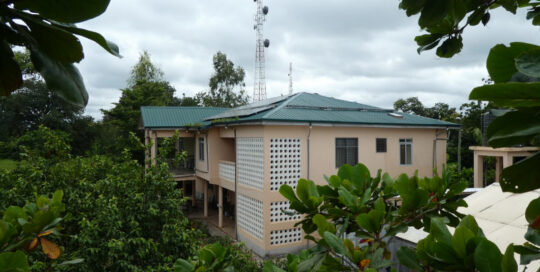 Managerhaus des SILAP Guesthouse in Tumu mit Solaranlage, aufgenommen vom Dach des neuen Hauses und umgeben von Blätterdach.