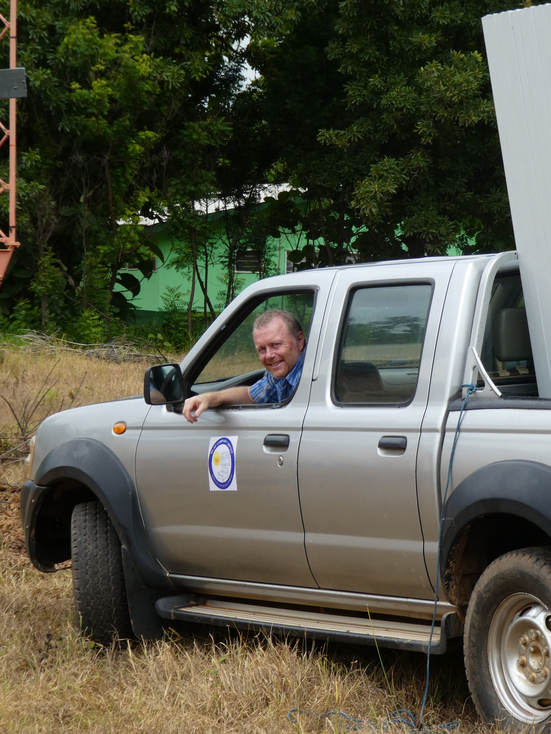 Werner Frei sitzt in einem Auto in Ghana
