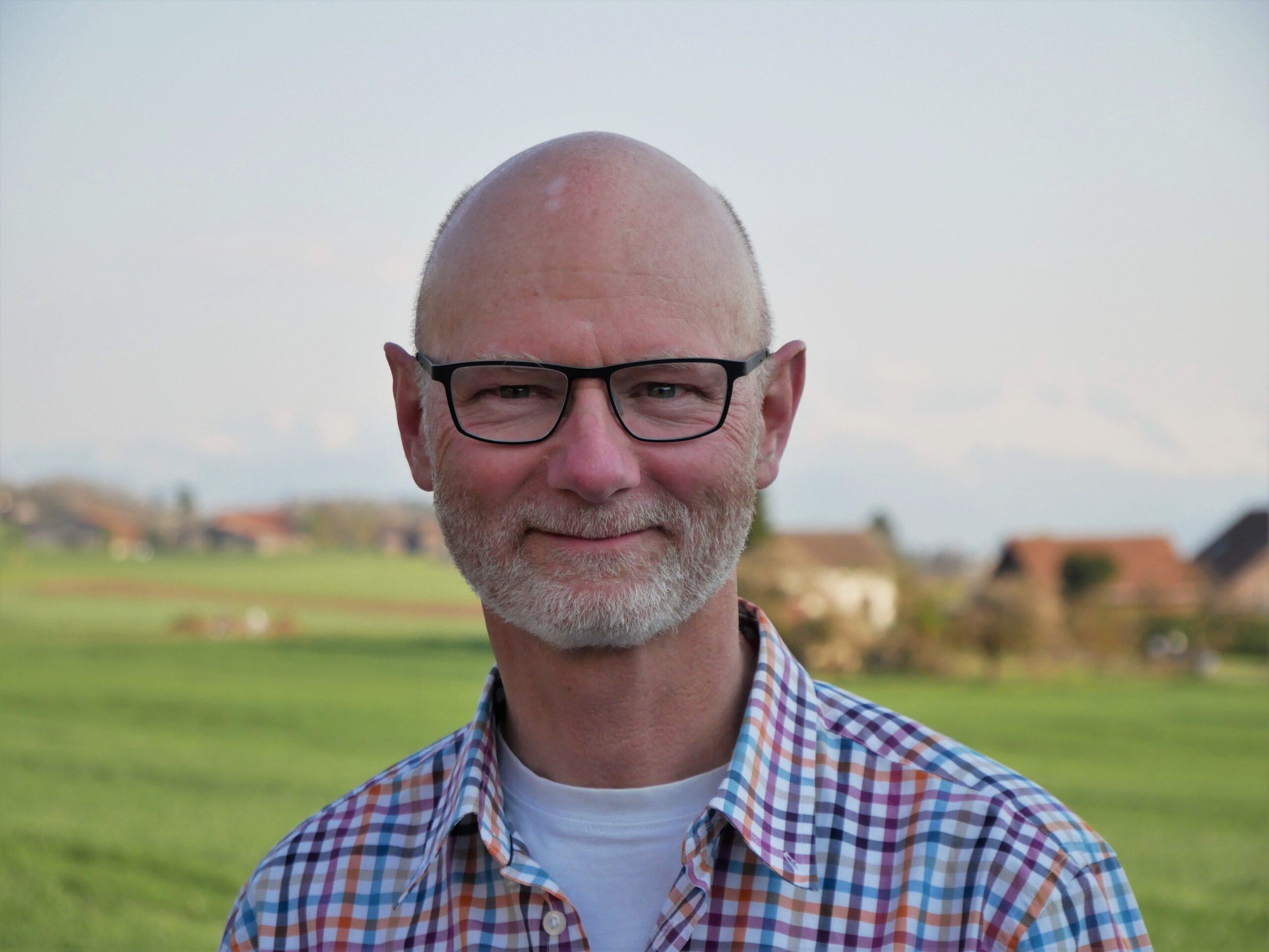 b. Claude Schnierl: Ist neu im Verein und ist verantwortlich für Kommunikation & Marketing
