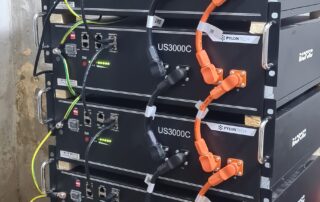 Batterie installiert im Radio FM in Tumu