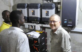 Werner Bosuglo und Carlos im Batterieraum vom Radio Radford in Tumu
