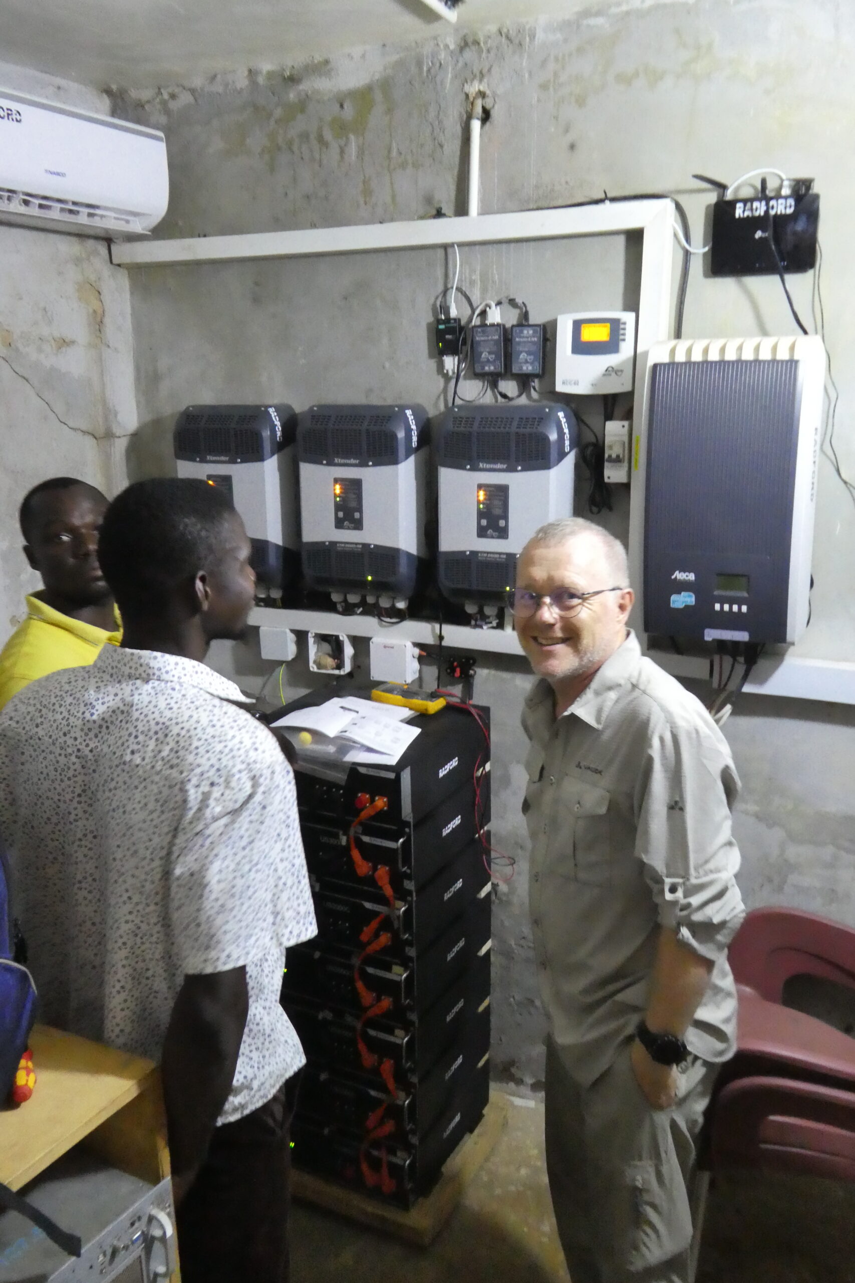 231010_6_Radio Radford, battery room, Carlos, Bosuglo and Werner Werner Bosuglo und Carlos im Batterieraum vom Radio Radford in Tumu