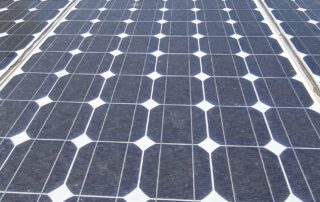 Solaranlage von Radio Builsa mit langgestreckten Panels vor einem blauen Himmel.