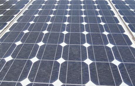 Solaranlage von Radio Builsa mit langgestreckten Panels vor einem blauen Himmel.