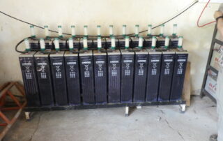Alte Blei-Batterien der Radio-Station Builsa in Sandema, die durch häufige Tiefentladungen beschädigt wurden.