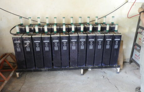 Alte Blei-Batterien der Radio-Station Builsa in Sandema, die durch häufige Tiefentladungen beschädigt wurden.