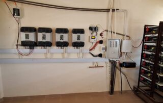 Der Technikraum nach der Inbetriebnahme: Alle Kabel sind ordentlich verlegt und alles ist perfekt organisiert.