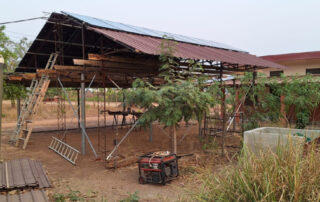 Die Rückseite der PV-Anlage in Bimbila mit dem Generator am Boden.